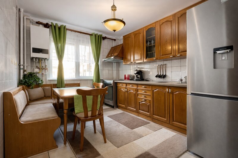 Trei camere cu centrala proprie si loc de parcare.