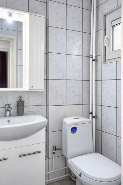 Trei camere cu centrala proprie si loc de parcare.