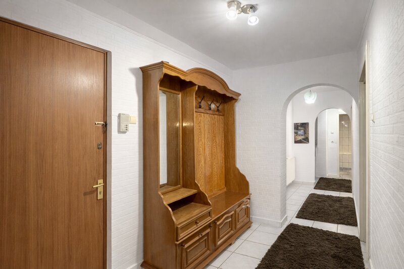 Trei camere cu centrala proprie si loc de parcare.