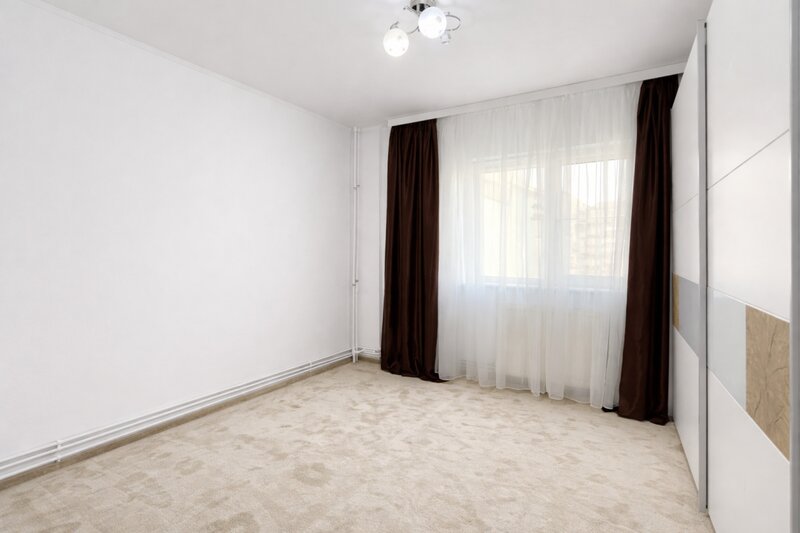 Trei camere cu centrala proprie si loc de parcare.