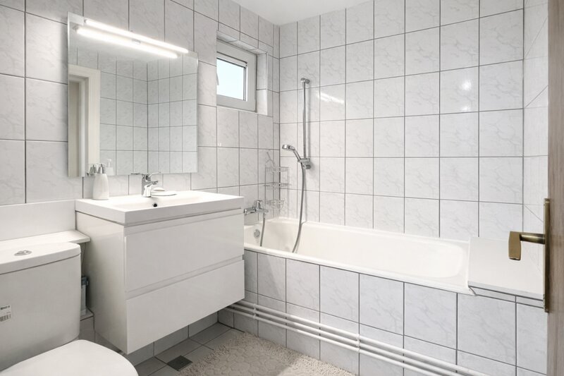 Trei camere cu centrala proprie si loc de parcare.