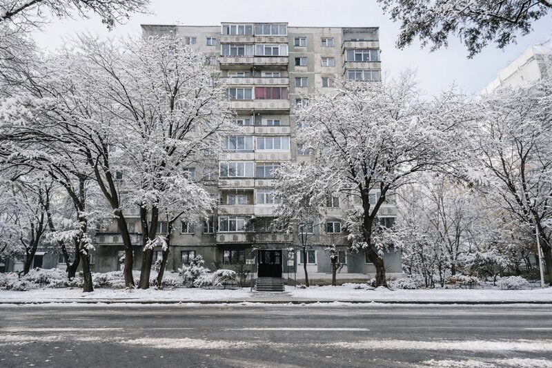 Trei camere cu centrala proprie si loc de parcare.